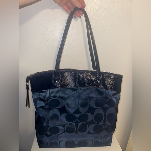Coach Signature Laura Tote. - Picture 2 of 8